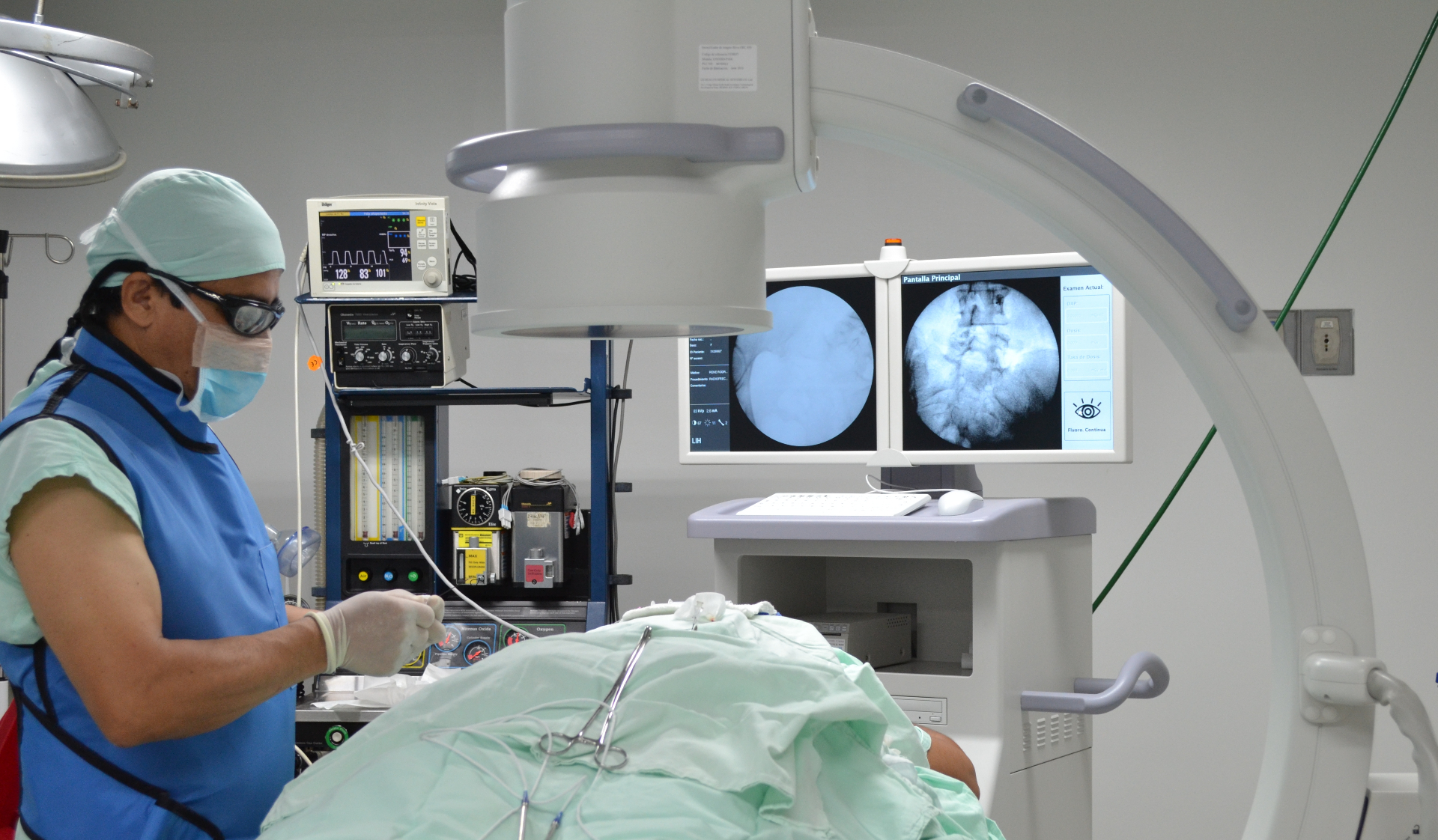 Dr. René Rodríguez realizando un bloqueo nervioso guiado por fluoroscopia en sala de procedimientos.