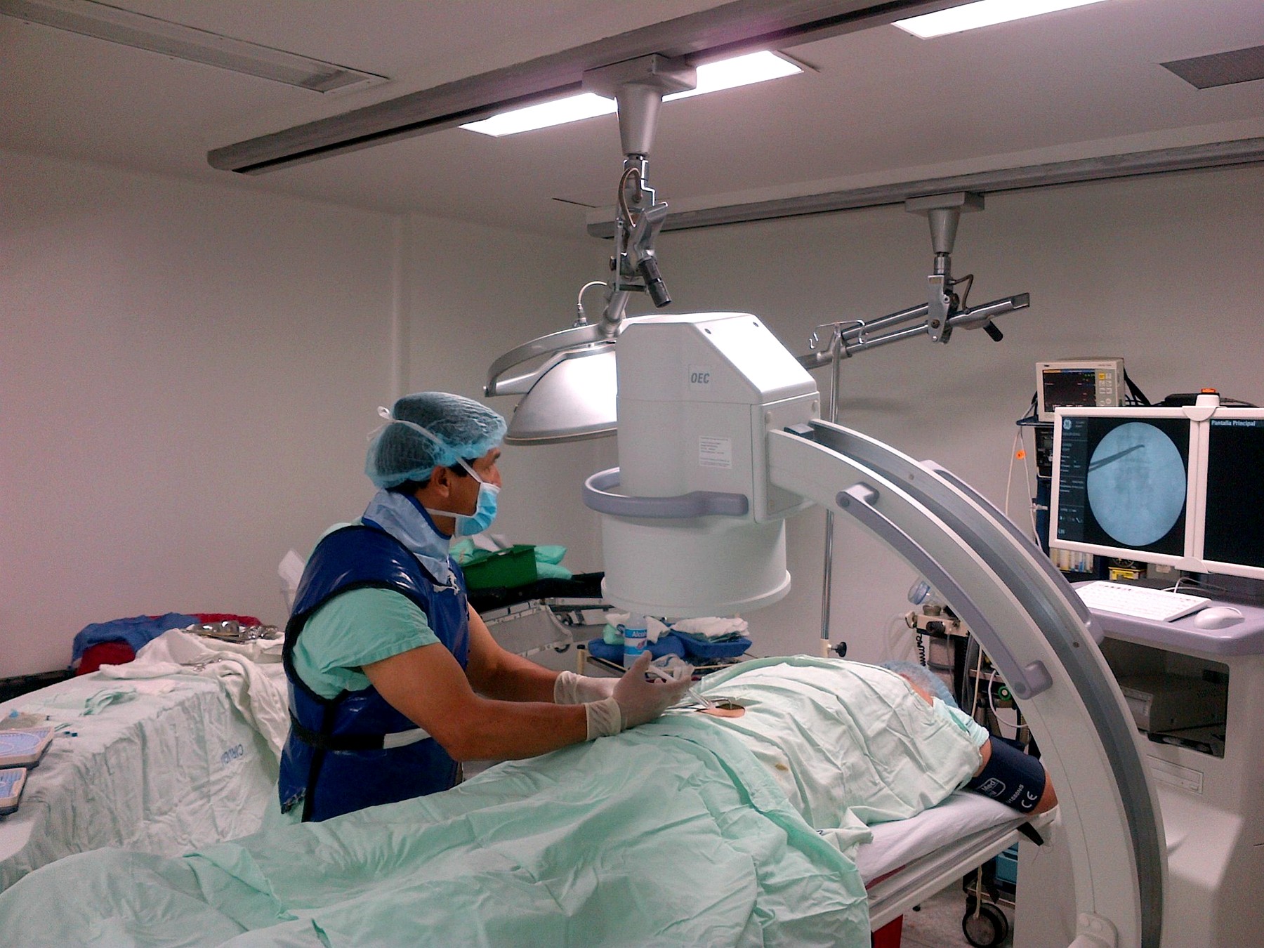 Dr. René Rodríguez realizando un procedimiento de radiofrecuencia con guía por fluoroscopia.
