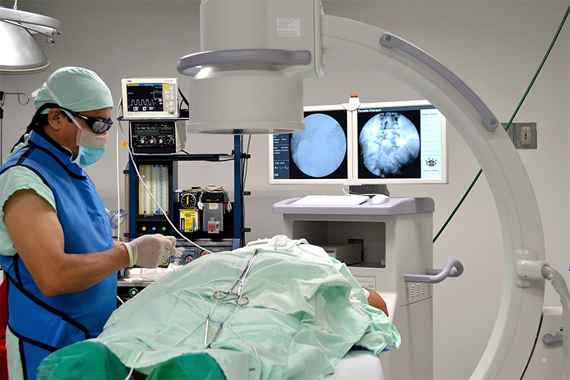 Especialista realizando un procedimiento de radiofrecuencia guiado por imagen.
